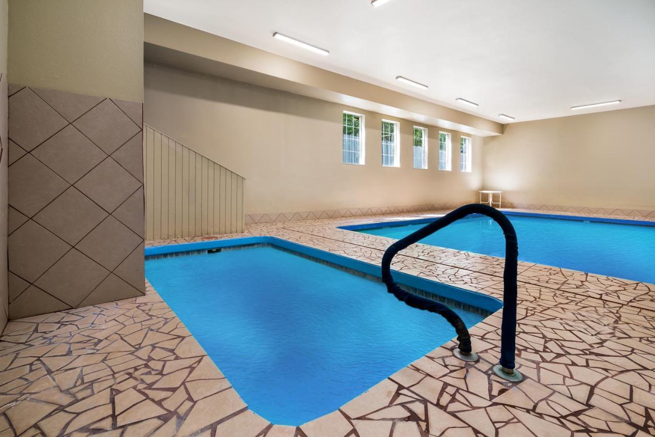Surestay Plus Hotel By Best Western Топіка Екстер'єр фото
